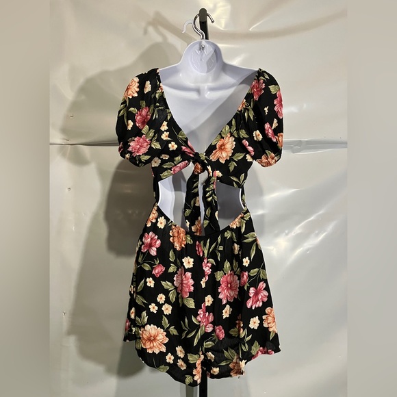 Women’s Floral Tie Back Romper Size Large - Picture 2 of 2